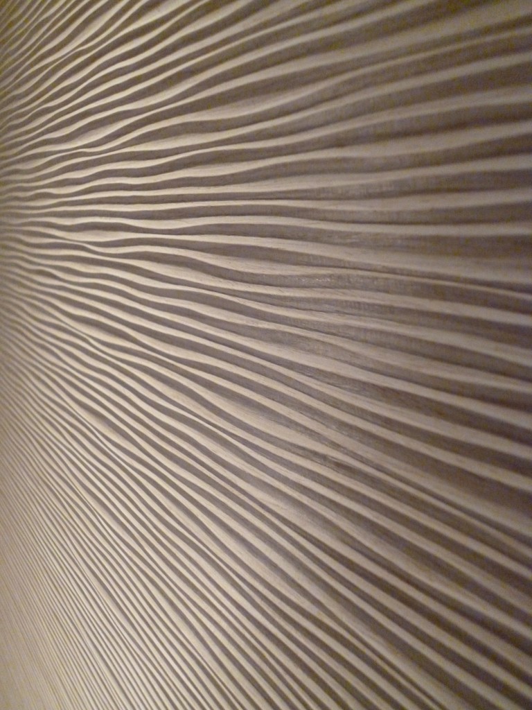 Muster geprägte Holzstrukturplatte "alpi wave" in Eiche Furnier