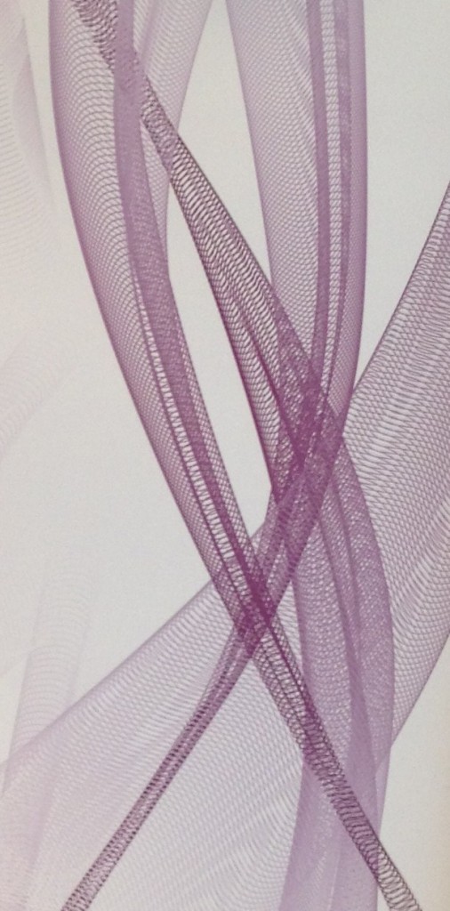 Muster Tapete auf Maß skaliert mit Schutzlackierung, Design: Lars Contzen "flowing grid" Fb. plum