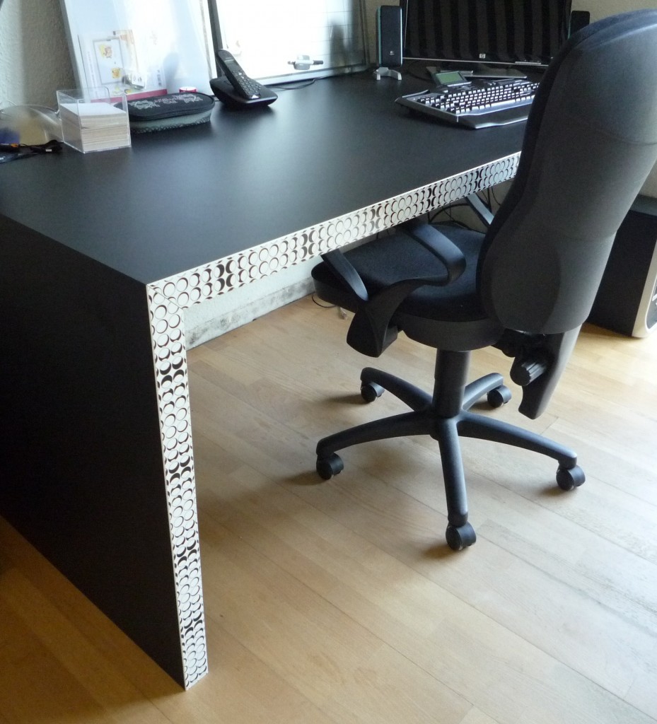 Schreibtisch,  schwarzer Schichtstoff mit Designkante "Kreise"